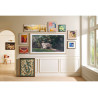 SAMSUNG The Frame Pro 85" (85LS03HW) TV mural en mode Art au sein d'une galerie de tableaux dans un salon