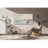 SAMSUNG The Frame Pro 85" (85LS03HW) TV Lifestyle affichant un paysage impressionniste dans un séjour lumineux