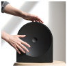 SAMSUNG Music Studio 5 (LS50H) noir enceinte connectée design arche, manipulation à deux mains sur tabouret bois