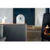 SAMSUNG Music Studio 5 LS50H enceinte connectée blanche, mise en situation salon avec poêle et lampe