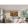 LG OLED83G6 TV OLED 83 pouces fixée au mur, salon avec canapé arrondi et barre de son