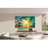 LG OLED83G6 TV OLED 83 pouces murale, salon lumineux avec image vague colorée à l'écran