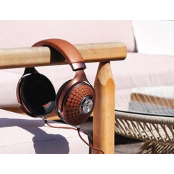 FOCAL STELLIA Reconditionné casque hi-fi suspendu à un fauteuil en bois en extérieur