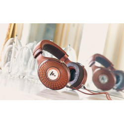 FOCAL STELLIA Reconditionné casque audio posé devant un miroir, mise en scène décorative