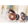 FOCAL STELLIA Reconditionné casque audio posé devant un miroir, mise en scène décorative