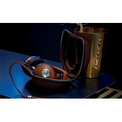 FOCAL STELLIA Reconditionné casque et étui de transport avec câble sur table sombre