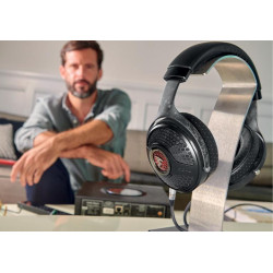 FOCAL UTOPIA reconditionné casque haute fidélité, vue trois quarts sur support avec coque carbone et grille hexagonale