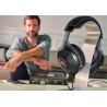 FOCAL UTOPIA reconditionné casque haute fidélité, vue trois quarts sur support avec coque carbone et grille hexagonale