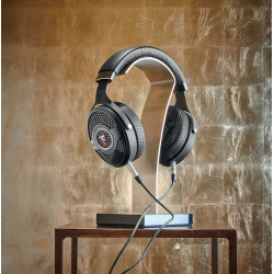 FOCAL UTOPIA reconditionné casque audio sur support, coussinets cuir perforé et câble jack