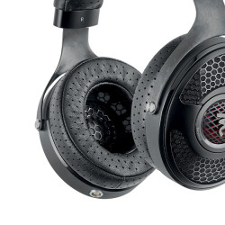 FOCAL UTOPIA reconditionné casque audio, détail coussinets cuir perforés et coque ouverte