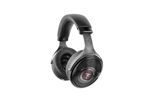 FOCAL UTOPIA reconditionné casque haute fidélité ouvert, vue trois quarts arceau cuir et coque carbone