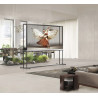 LG OLED77T4 TV OLED 77 pouces transparent, vue trois quarts dans salon avec danseuse à l'écran