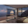 LG OLED77T4 TV OLED 77 pouces transparent dans chambre avec vue sur mer au crépuscule