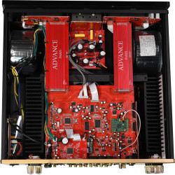 ADVANCE ACOUSTIC A12 CLASSIC amplificateur, vue intérieure circuits rouges transformateurs et dissipateurs thermiques