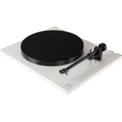 REGA PLANAR 1 (Finition : Blanc Mat) platine vinyle, vue de trois quarts plateau feutre et bras
