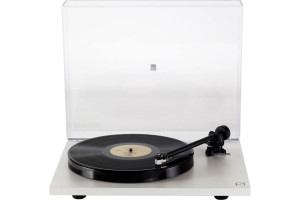 REGA PLANAR 1 (Finition : Blanc Mat) platine vinyle manuelle, vue de face avec capot ouvert et disque