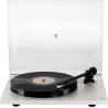 REGA PLANAR 1 (Finition : Blanc Mat) platine vinyle manuelle, vue de face avec capot ouvert et disque