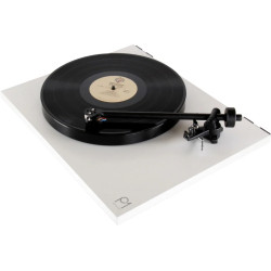 REGA PLANAR 1 (Finition : Blanc Mat) platine vinyle, vue de trois quarts disque en lecture sur socle