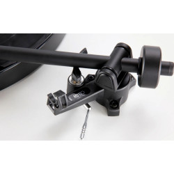 REGA PLANAR 1 (Finition : Blanc Mat) gros plan bras de lecture RB110 et contrepoids