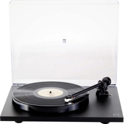 REGA PLANAR 1 Noir Mat platine vinyle manuelle, vue de face avec capot acrylique ouvert et vinyle en lecture