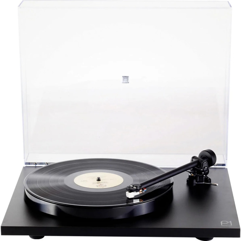 REGA PLANAR 1 Noir Mat platine vinyle manuelle, vue de face avec capot acrylique ouvert et vinyle en lecture