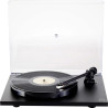 REGA PLANAR 1 Noir Mat platine vinyle manuelle, vue de face avec capot acrylique ouvert et vinyle en lecture