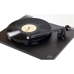 REGA PLANAR 1 Noir Mat platine vinyle, vue rapprochée trois quarts du bras de lecture et cellule