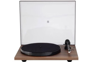 REGA PLANAR 1 (Finition : Noyer) platine vinyle manuelle, vue de face avec capot acrylique et plateau feutre