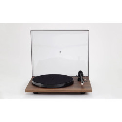 REGA PLANAR 1 (Finition : Noyer) platine vinyle, vue de face bras de lecture et cellule visibles