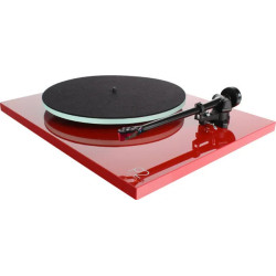 REGA Planar 2 Nd3 platine vinyle manuelle finition rouge laquée, vue de trois quarts avec bras et plateau feutre
