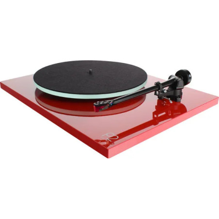 REGA Planar 2 Nd3 platine vinyle manuelle finition rouge laquée, vue de trois quarts avec bras et plateau feutre