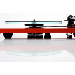 REGA Planar 3 Nd3 platine vinyle rouge, vue de profil socle laqué et plateau en verre