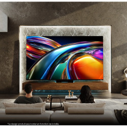 HISENSE 65UR9S TV MiniLED 65 pouces en situation, salon moderne avec mur en pierre et éclairage LED