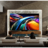 HISENSE 65UR9S TV MiniLED 65 pouces en situation, salon moderne avec mur en pierre et éclairage LED