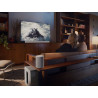 SONOS ERA 100 SL en home cinéma avec barre de son et caisson, salon avec couple devant TV