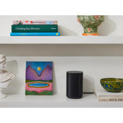 SONOS ERA 100 SL enceinte noire en situation sur étagère décorative avec livres et objets d'art